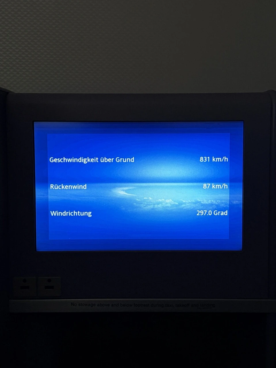機内エンタメのフライト情報画面。対地速度831km/h、追い風87km/hの表示