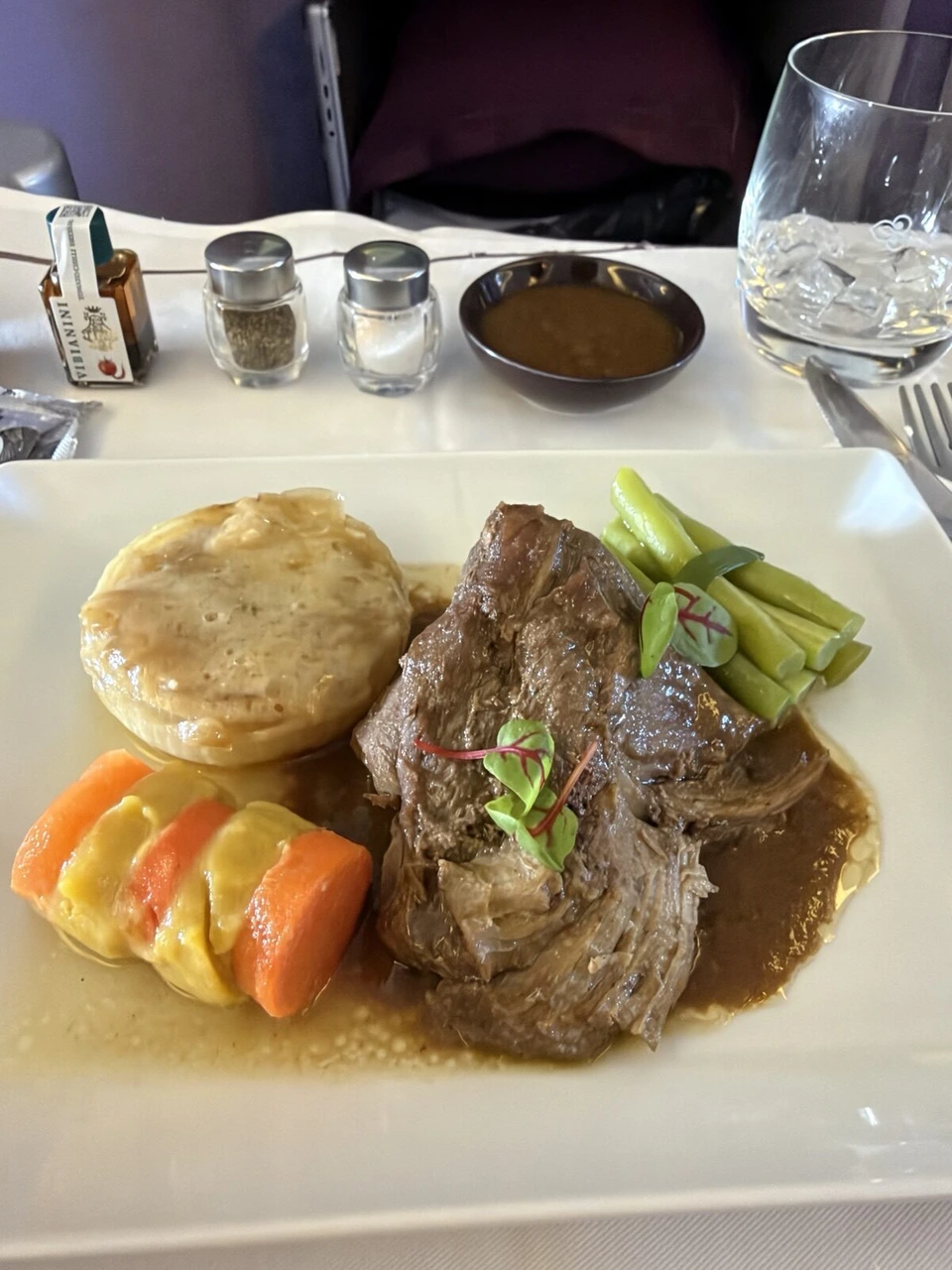 TG922ロイヤルシルクのメイン。牛肉の煮込みとポテトグラタン、にんじん、いんげん