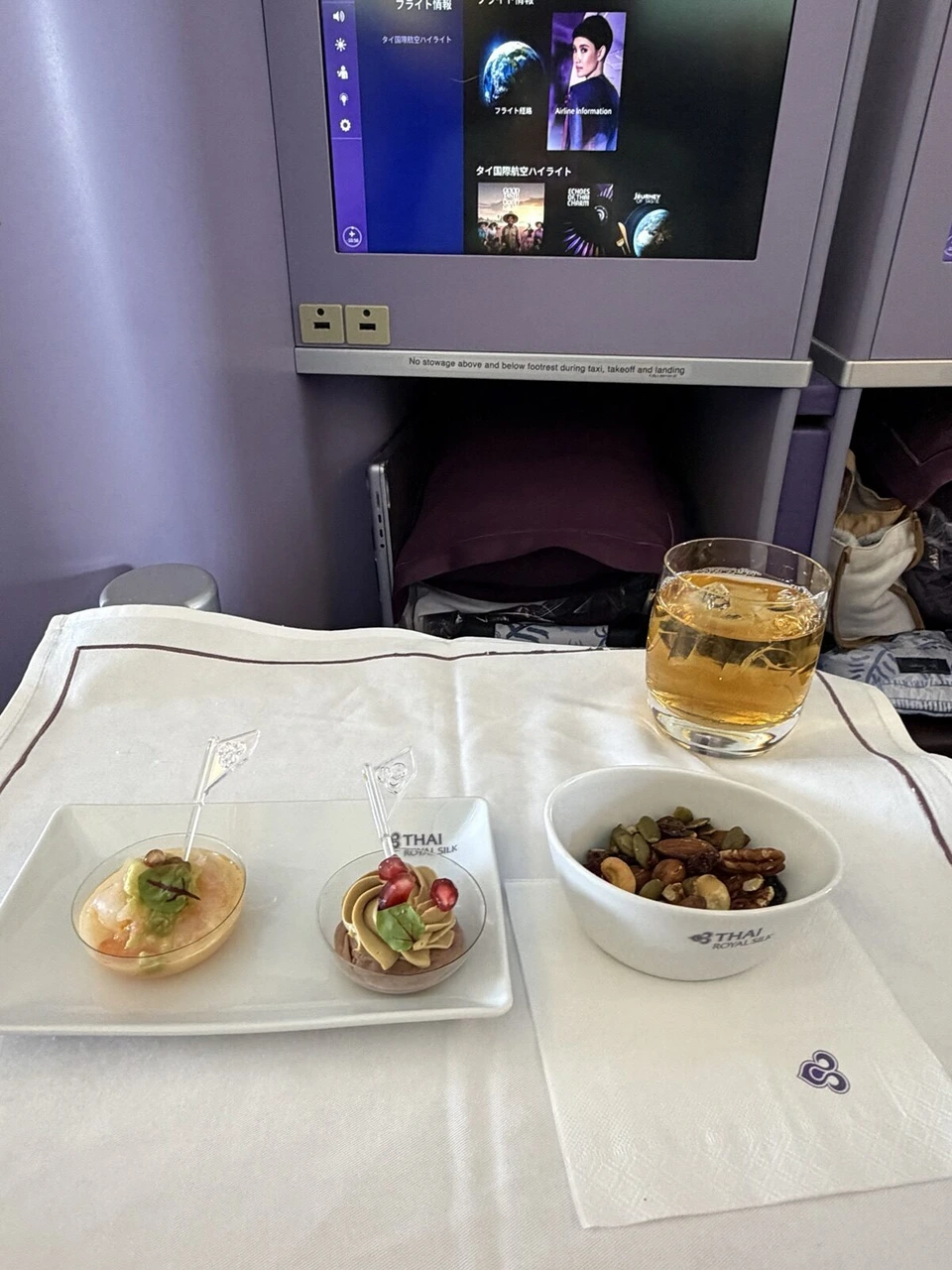 TG922ロイヤルシルクのアミューズ2品とミックスナッツ、グラスの飲み物