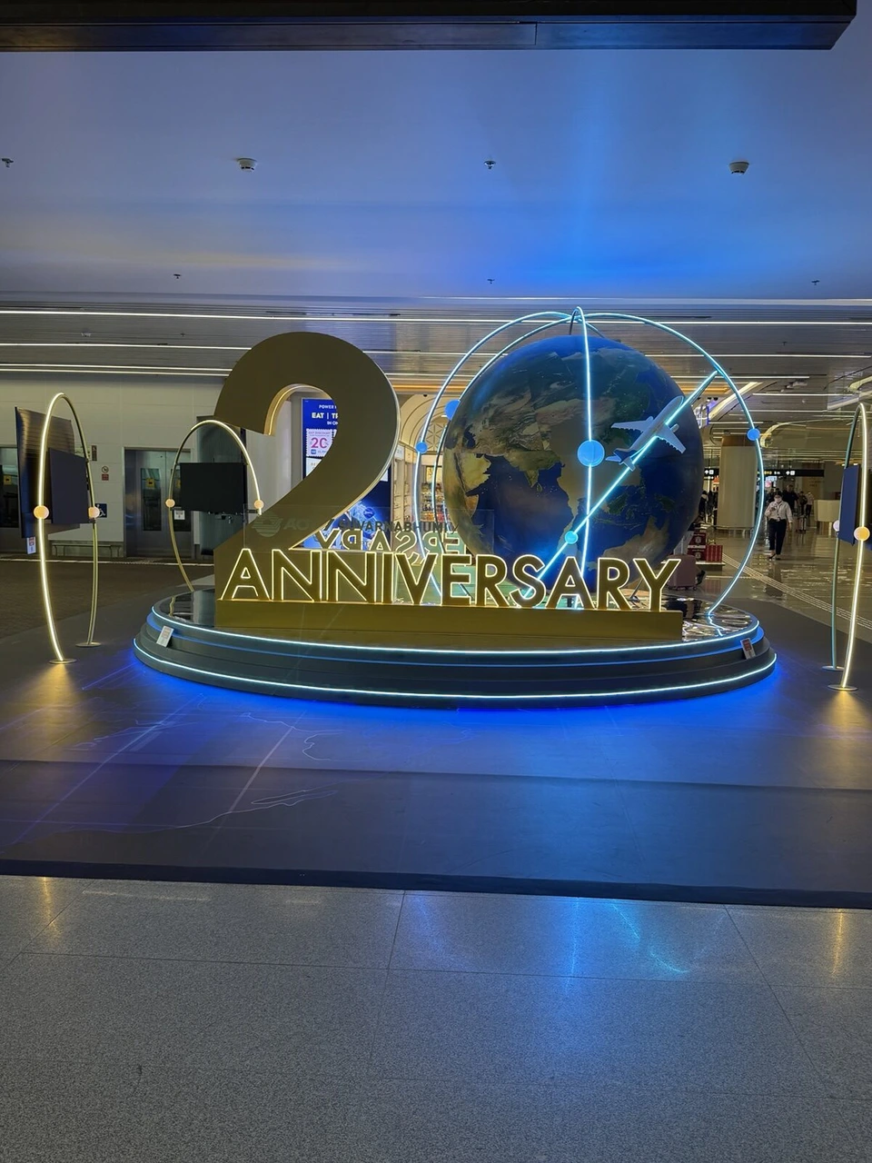 スワンナプーム空港の搭乗エリアにある開港20周年の大きな飾り