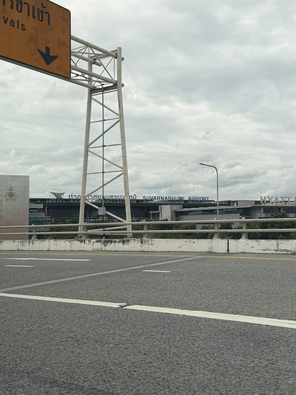 スワンナプーム国際空港の出発階へ向かう道路と、奥に見える空港の建物