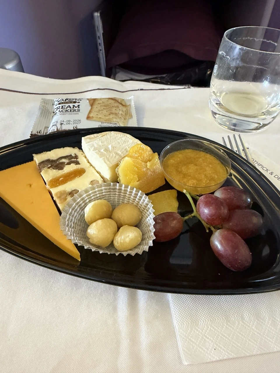 チーズ3種とぶどう、ドライフルーツ、クラッカーの盛り合わせ