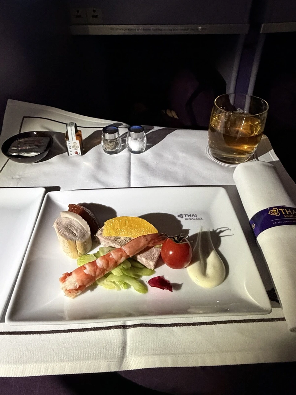 2回目の機内食の前菜。エビとテリーヌ、ミニトマト、マヨネーズのソース