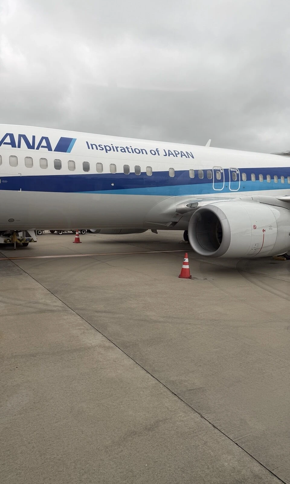 成田空港で沖止めになったANAのボーイング737。胴体にInspiration of JAPANの文字
