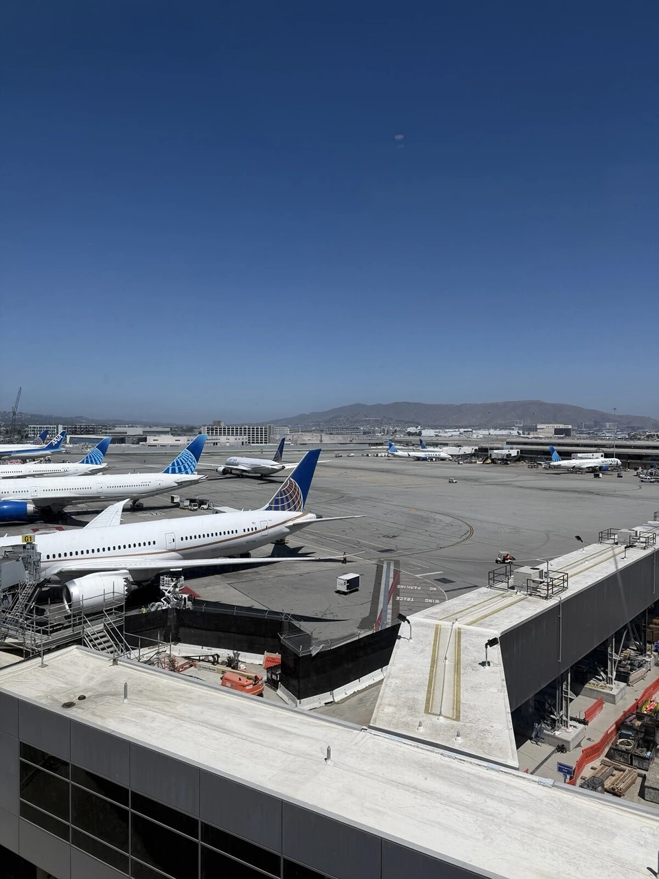 サンフランシスコ空港のポラリス・ラウンジの窓から見た駐機場。ユナイテッドの787と777、ANA機