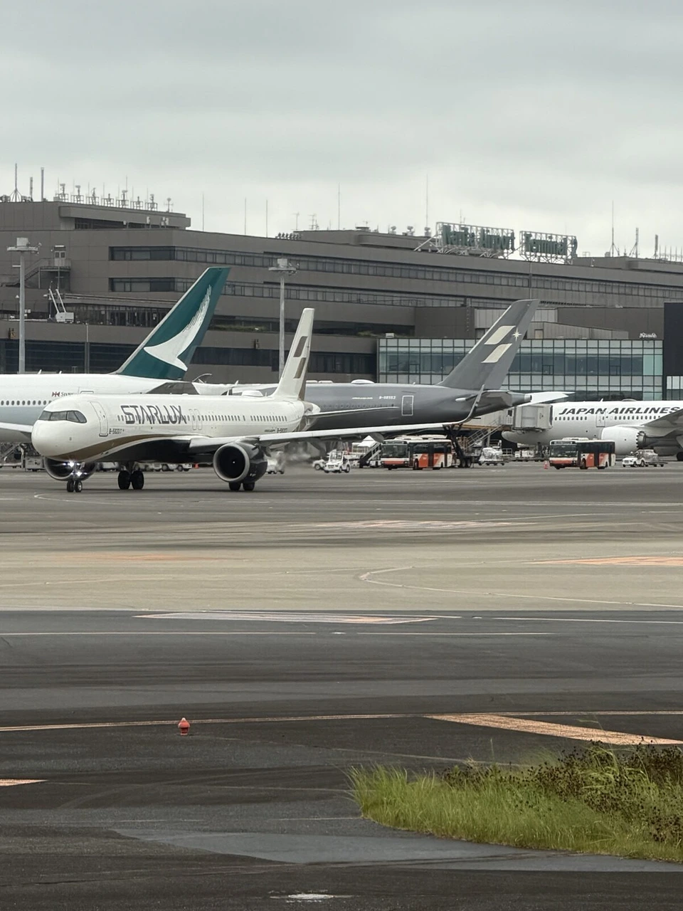 成田空港第2ターミナル前に並ぶSTARLUXのA321neo、キャセイ、JALの機体