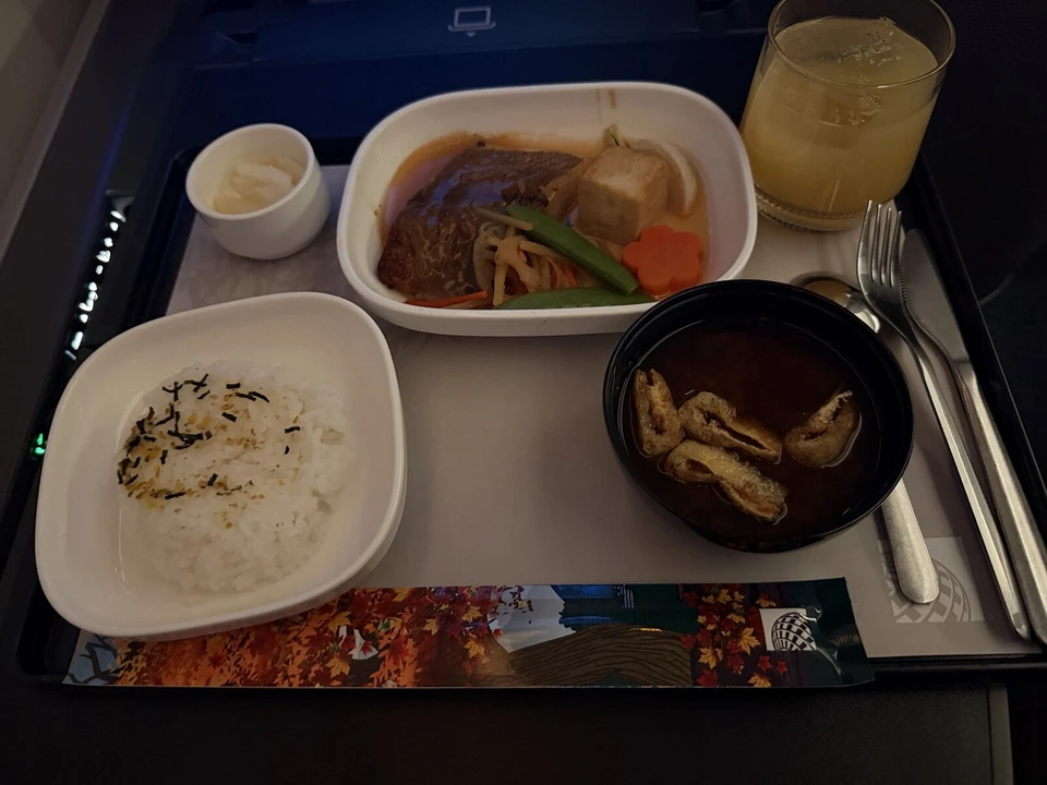 UA838の到着前の和食。煮魚、厚揚げと野菜、ご飯、味噌汁、漬物、ジュース