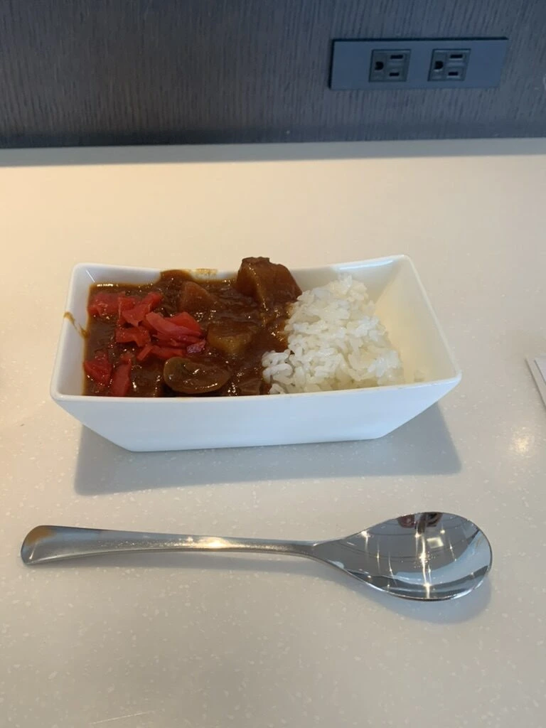 成田空港のラウンジで食べたカレーライスと福神漬け