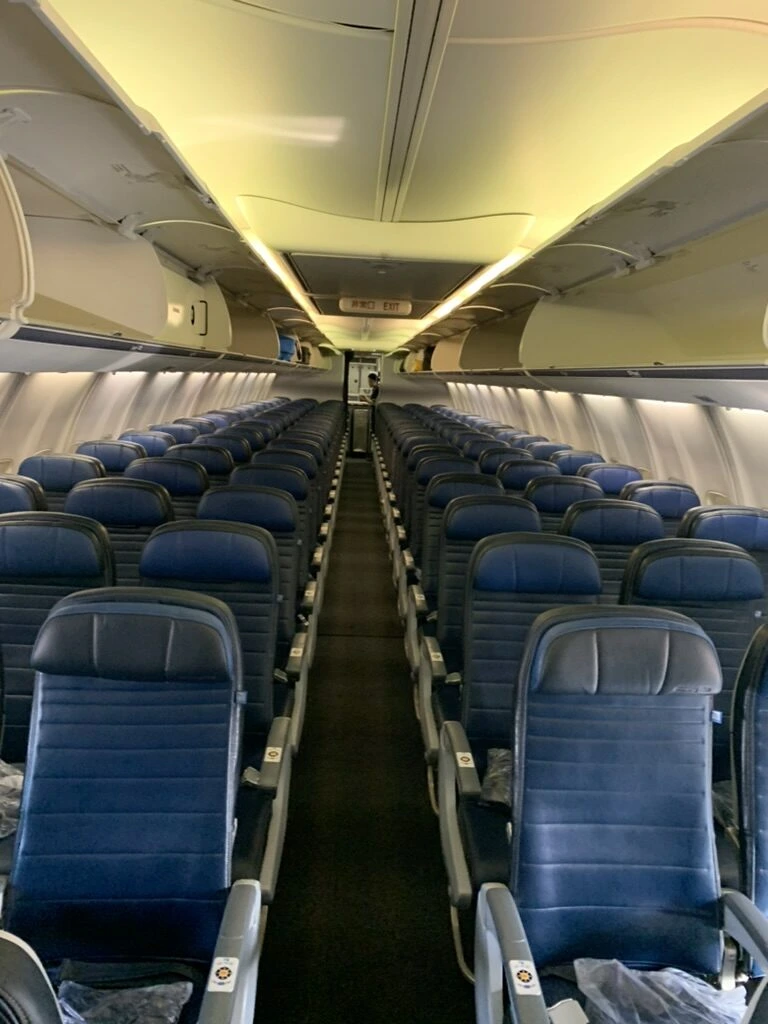 通路から見たUA177(737-800)のエコノミー。左右3席ずつの配列