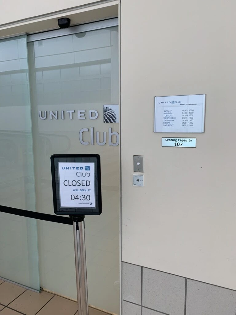 グアム空港のユナイテッドクラブの入口。CLOSED、WILL OPEN AT 04:30の表示