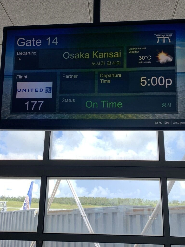 14番ゲートの案内画面。UA177 Osaka Kansai On Time、関西の天気30度