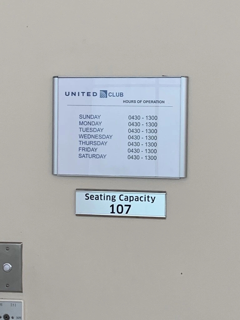 グアム空港のユナイテッドクラブの営業時間表。毎日0430-1300、Seating Capacity 107