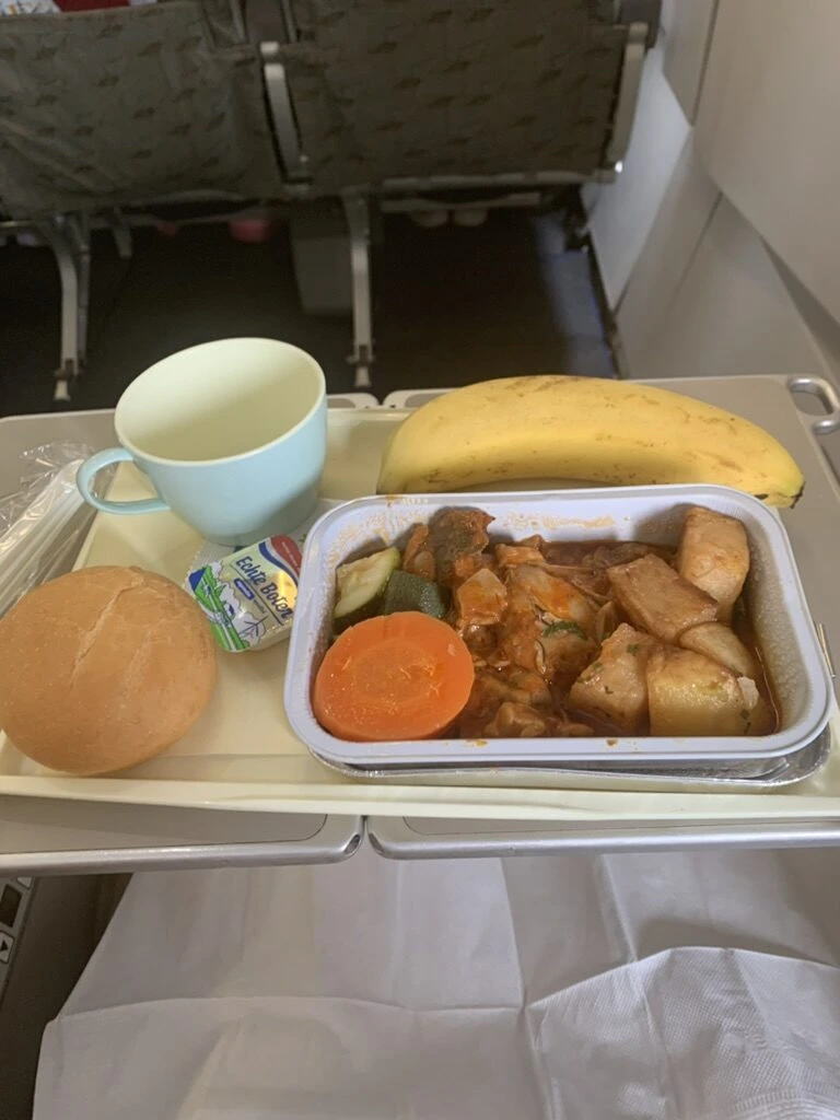 VN676の機内食。じゃがいもとにんじんの煮込み、パン、バナナ
