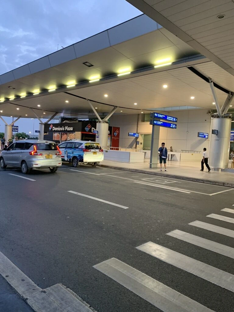 早朝のタンソンニャット空港国際線ターミナルの車寄せ