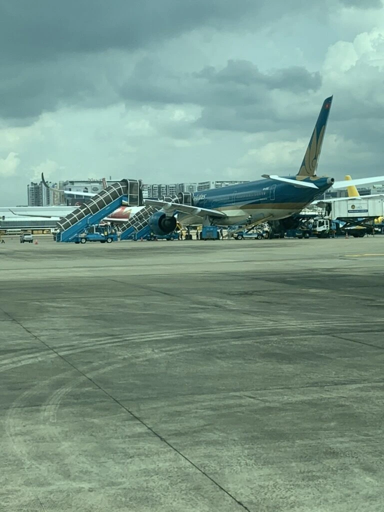 タンソンニャット空港の駐機場でタラップが付いたベトナム航空機