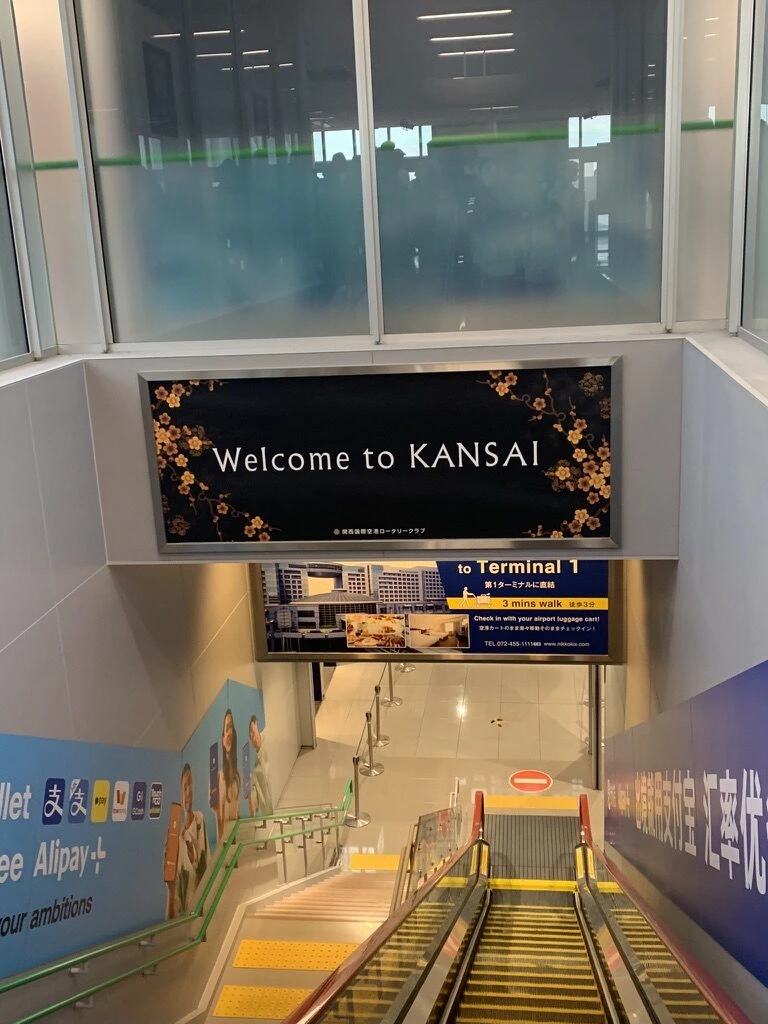 関空の到着通路にあるWelcome to KANSAIの表示