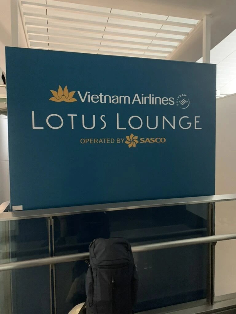 Vietnam Airlines LOTUS LOUNGE operated by SASCOの看板