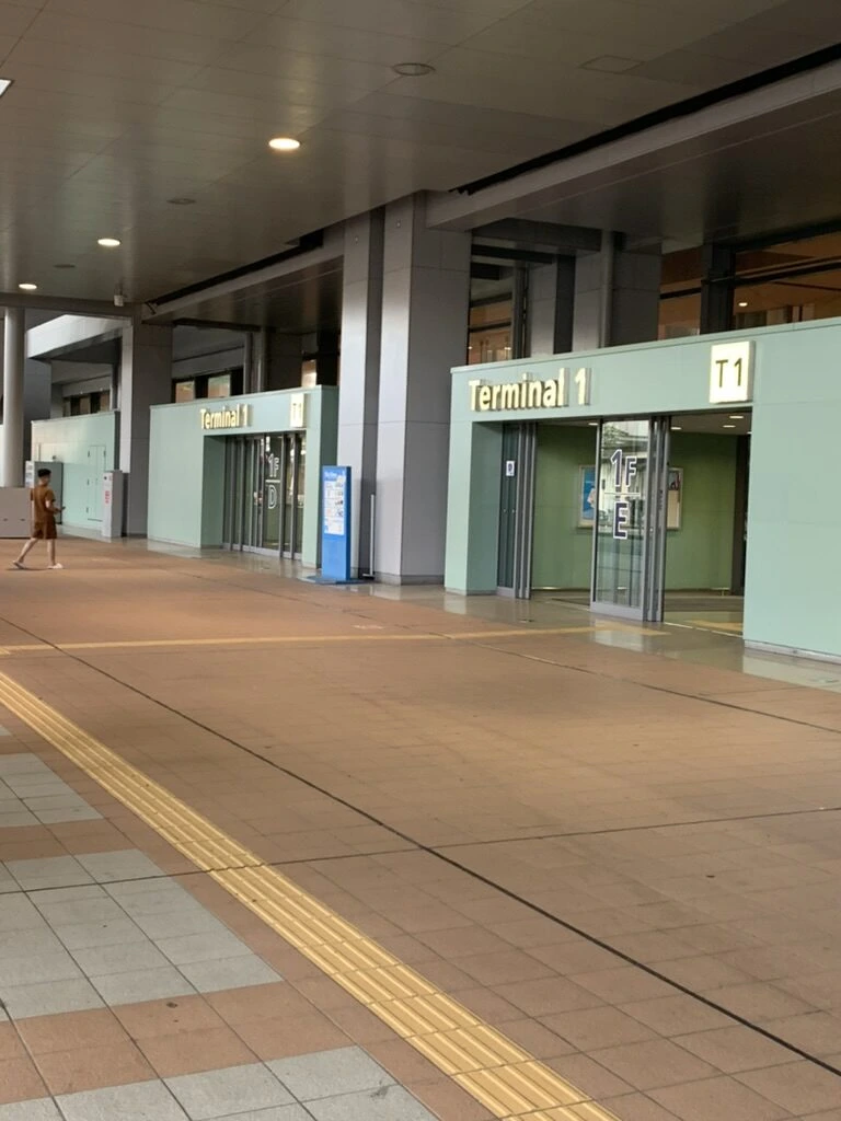 朝の関空第1ターミナルの入口