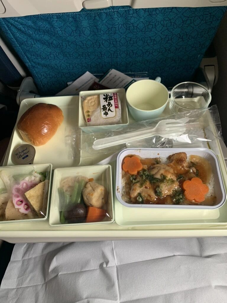 VN321の機内食。花形のにんじんがのったメインと煮物、サラダ、パン