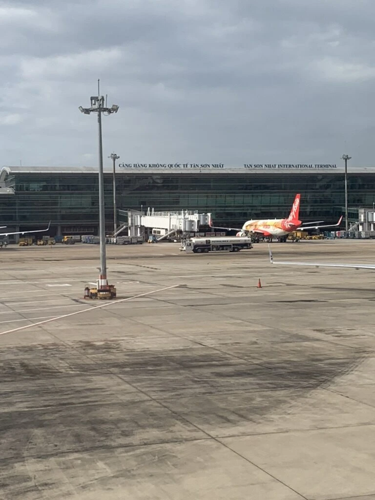 タンソンニャット空港の駐機場とターミナル、ベトジェットの機体