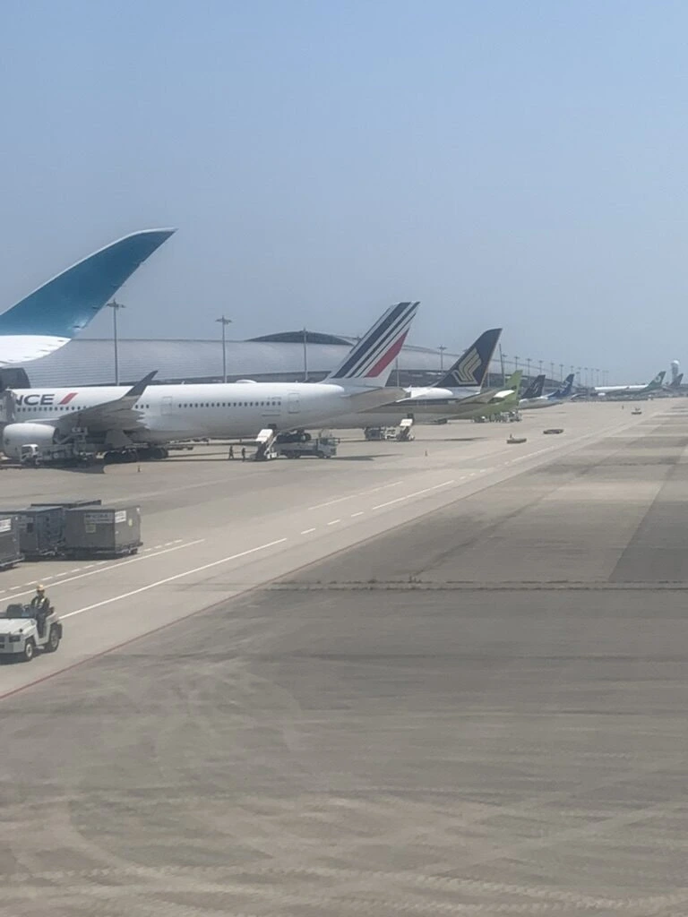 機内から見た関空。エールフランスやシンガポール航空の機体が並ぶ