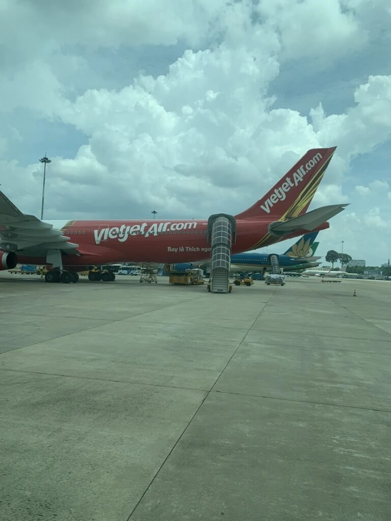 タンソンニャット空港の駐機場に止まるベトジェットのA330とタラップ