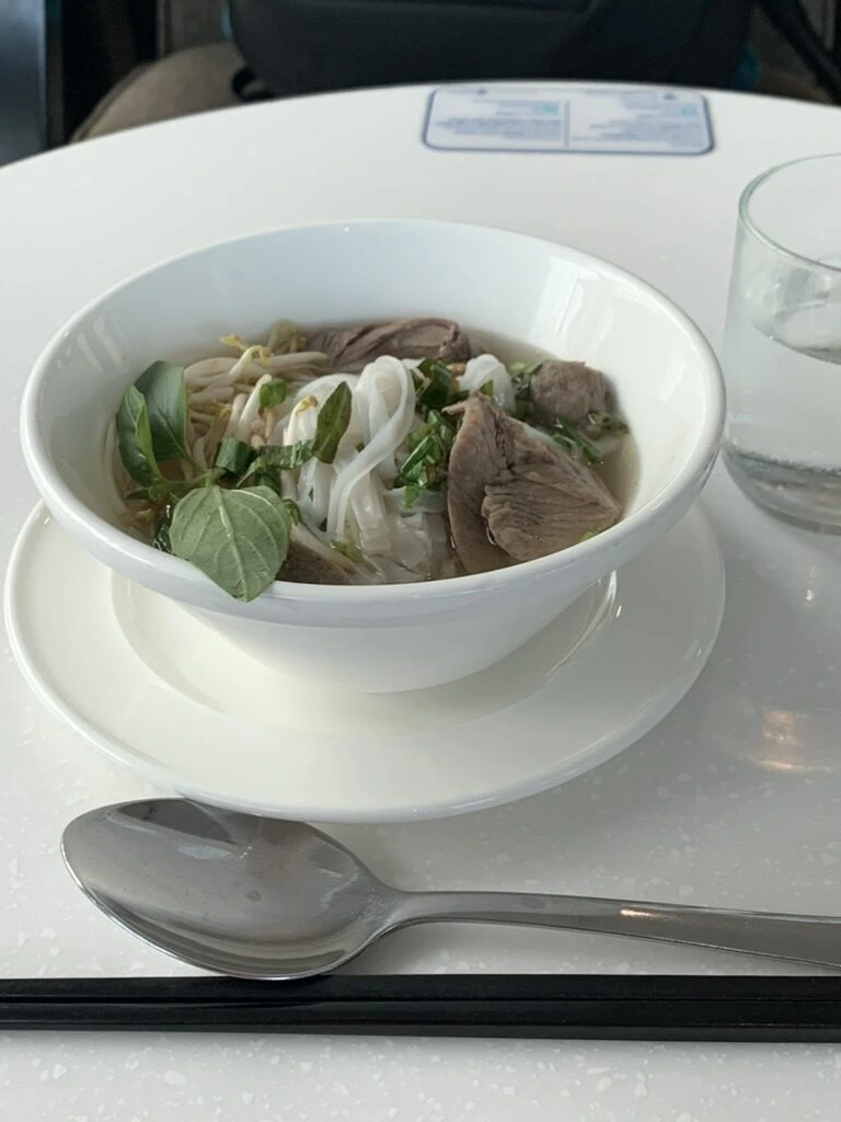 タンソンニャット空港のロータスラウンジの牛肉のフォー。ハーブがのっている