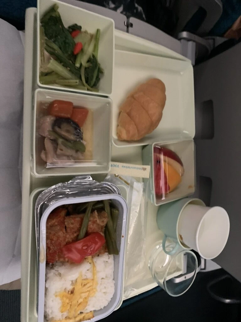 VN320の朝食。ご飯と炒め物、クロワッサン、果物、野菜の小鉢