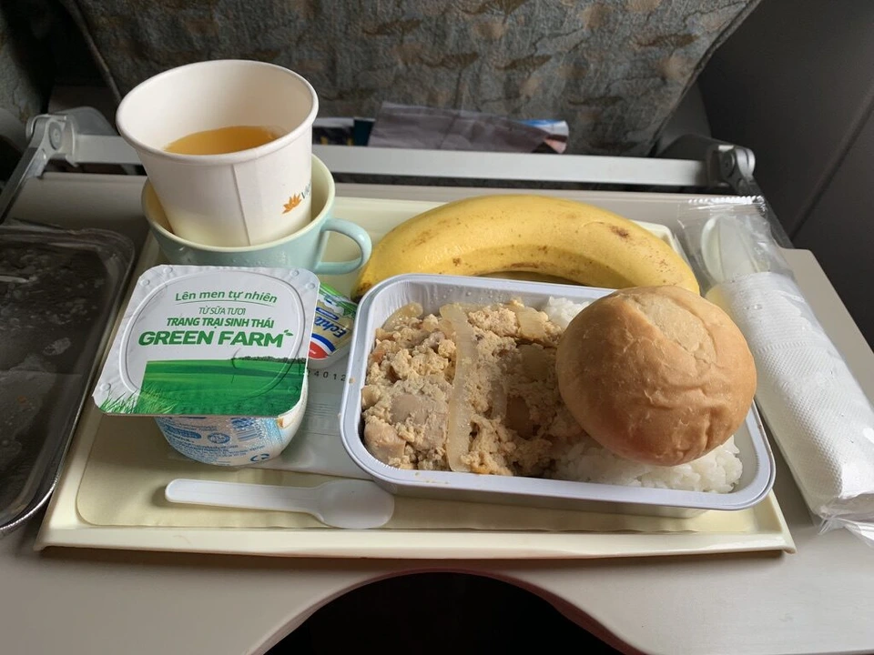 VN677の機内食。ご飯にそぼろ風のおかず、パン、バナナ、ヨーグルト、オレンジジュース