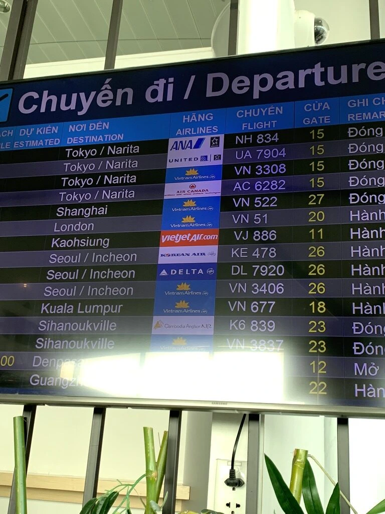 タンソンニャット空港の出発案内板。Kuala Lumpur VN677 ゲート18