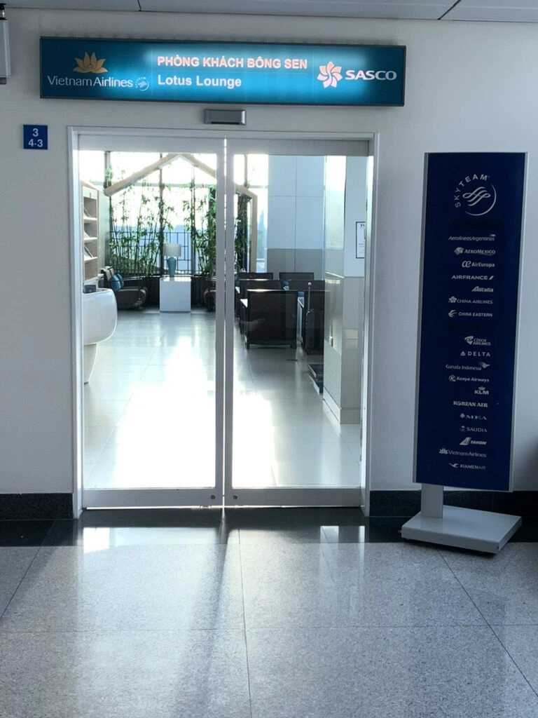 ホーチミン・タンソンニャット空港のベトナム航空ロータスラウンジの入口。SASCOのロゴとスカイチームの案内板