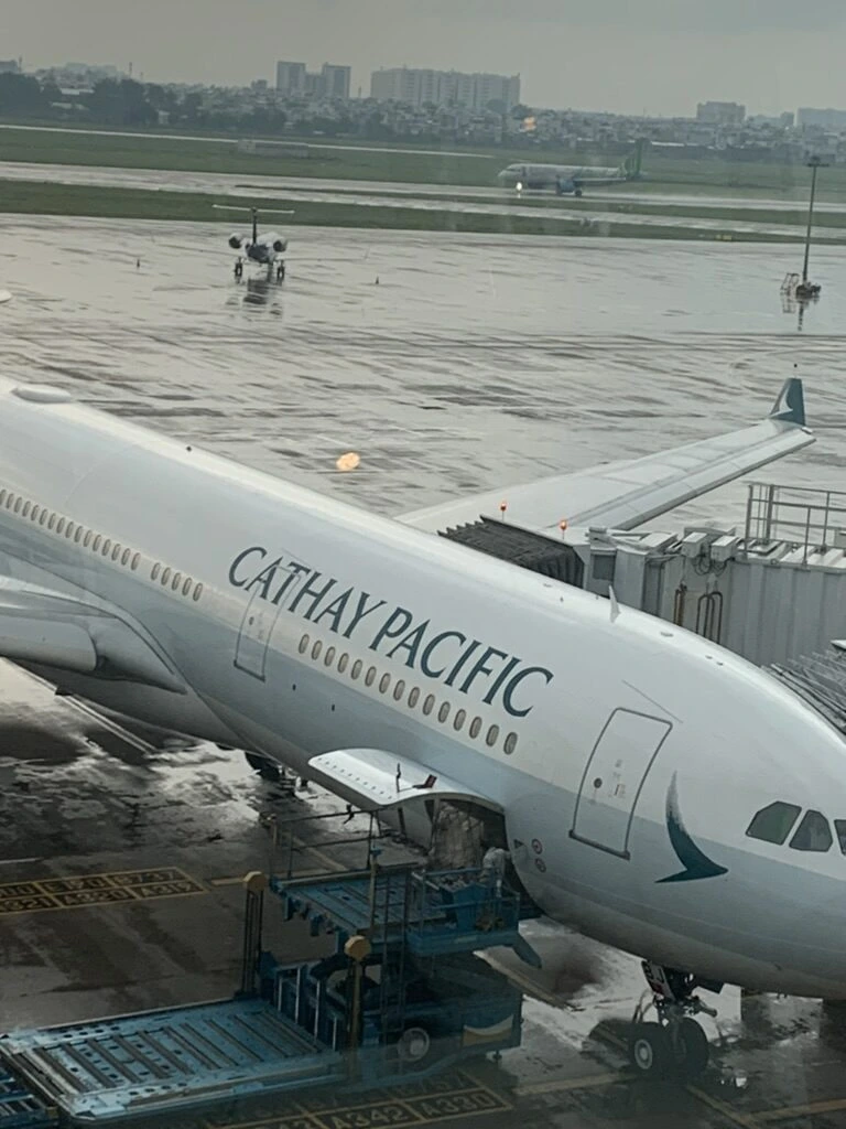 雨上がりのゲートに止まるキャセイパシフィック航空機