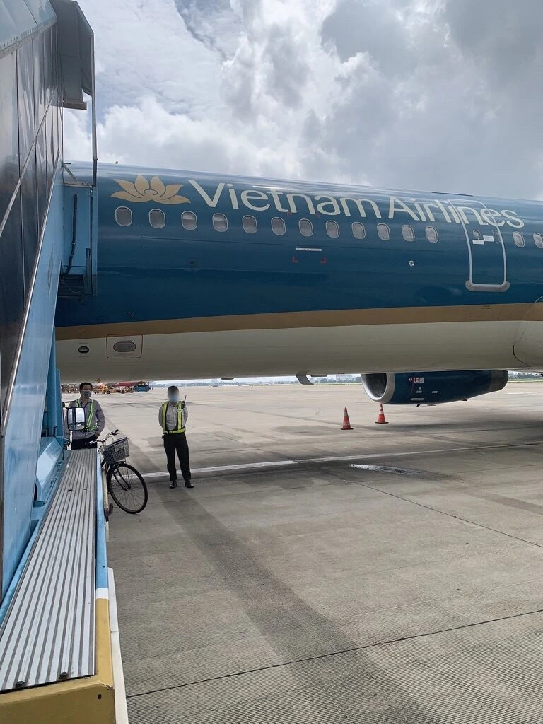 タンソンニャット空港で沖止めのVN676（A321）とタラップ