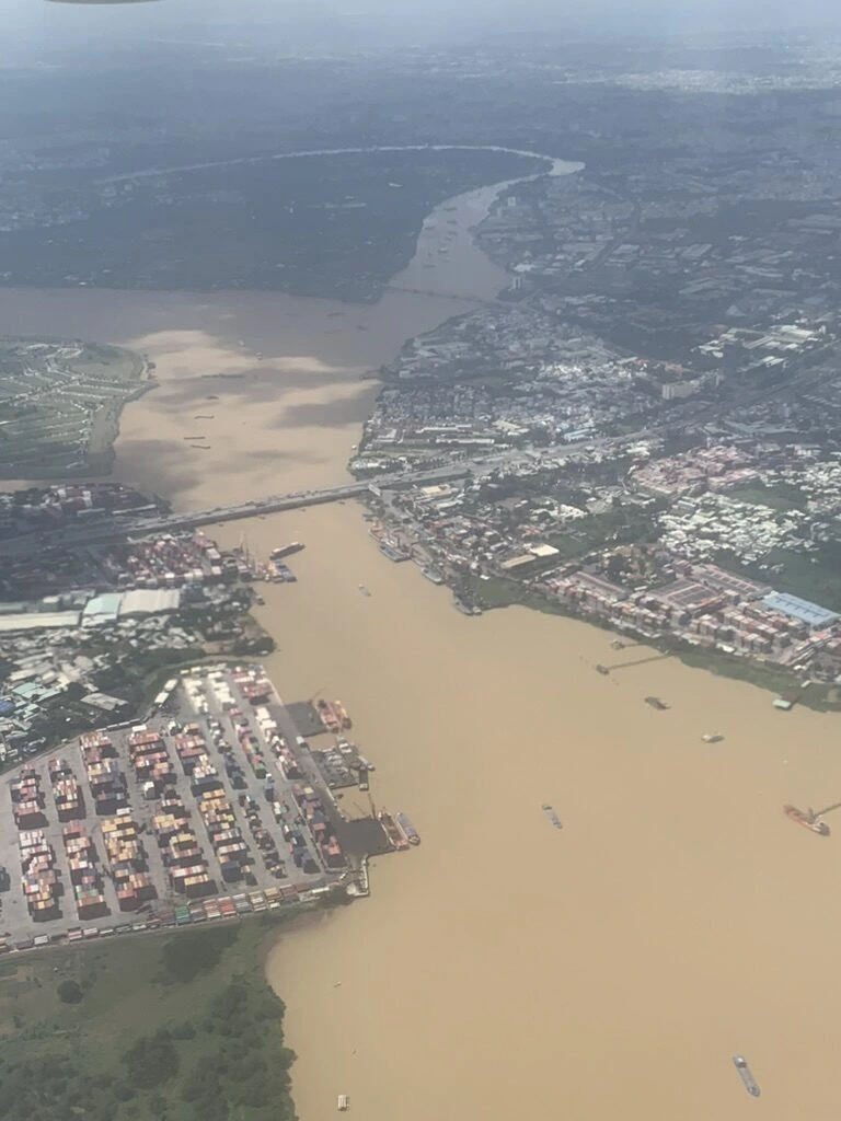 VN321の着陸前の機窓から見たサイゴン川とコンテナ港