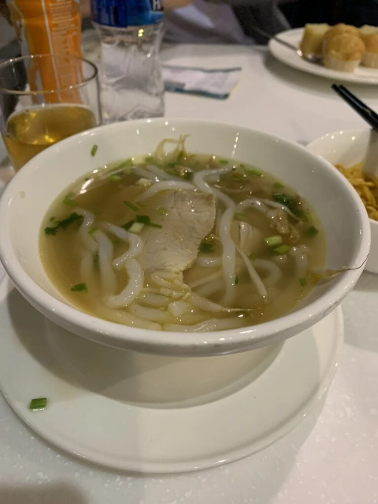 タンソンニャット空港のロータスラウンジのフォーと飲み物