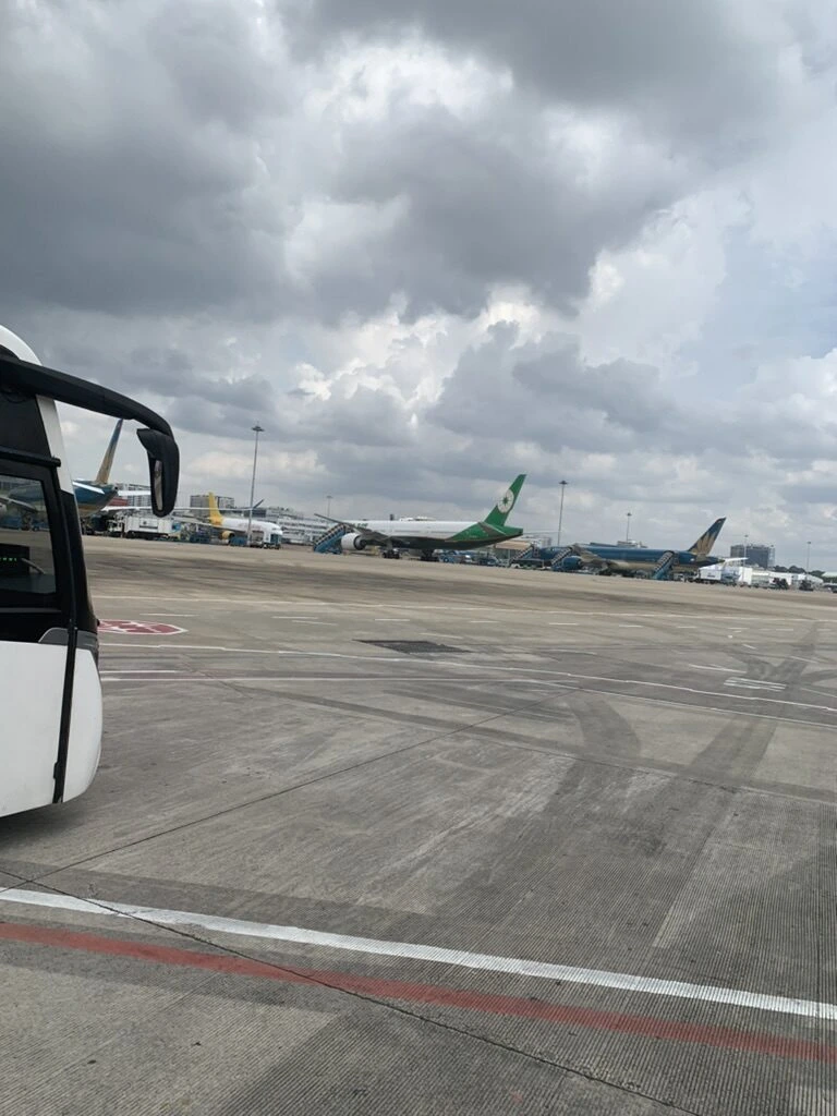 駐機場に止まるランプバスと、奥に並ぶ旅客機