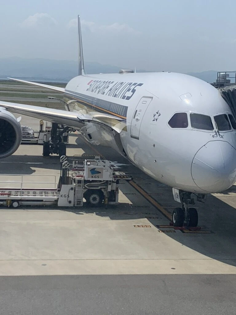 関空のゲートに止まるシンガポール航空の787
