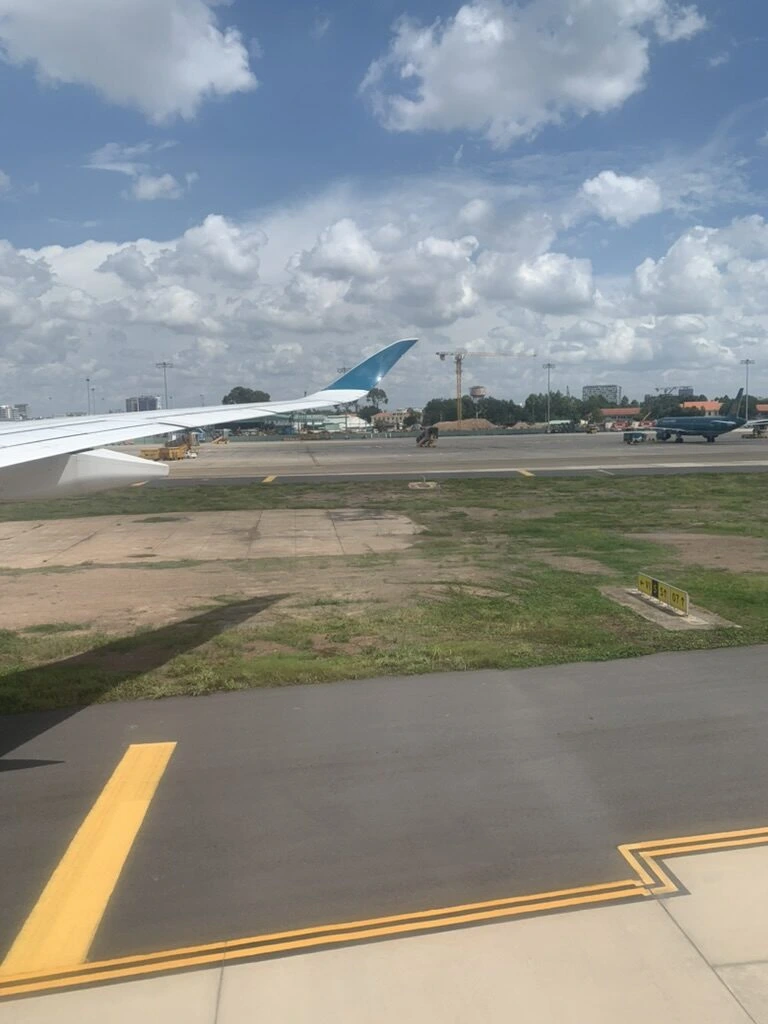 タンソンニャット空港に着陸して走行中の機内から見た主翼と誘導路