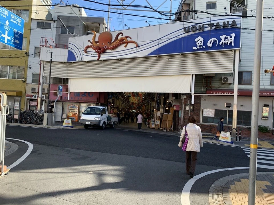明石の魚の棚商店街の入口。UON TANAの文字と大きなタコの飾りが付いたアーケード