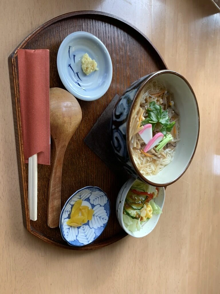秋保大滝の入口近くで食べた、お盆にのった温かい麺と小鉢、漬物