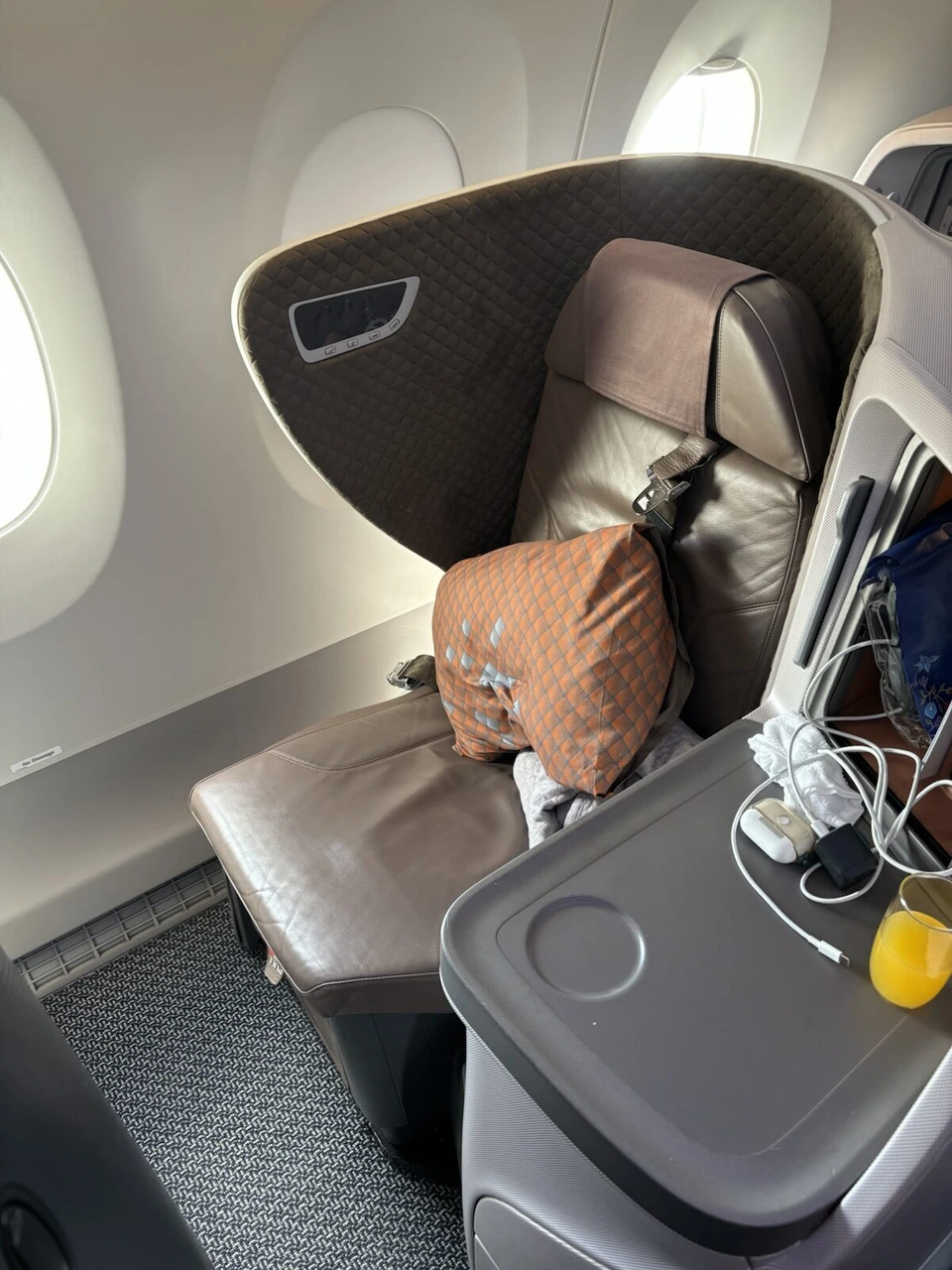シンガポール航空A350中距離仕様のビジネスクラス座席。茶色の革張り