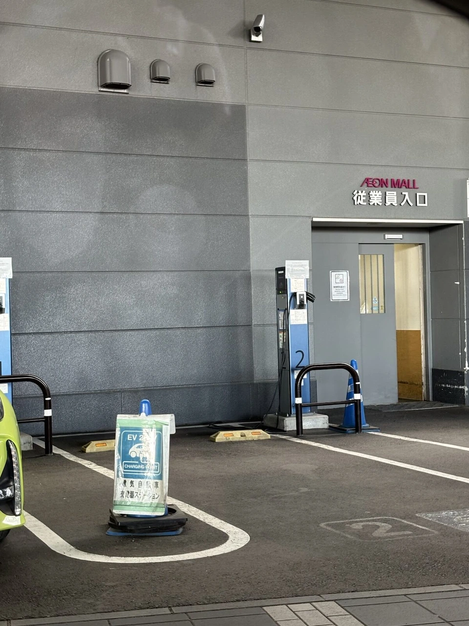 旭川駅前のイオンモールの駐車場。従業員入口の横にある電気自動車の充電スペース
