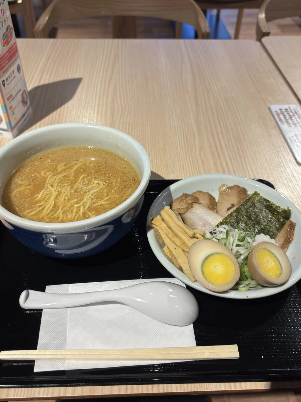 旭川空港のらーめん山頭火で食べたラーメン。スープの丼と、チャーシュー・味玉・メンマ・のりを乗せた皿