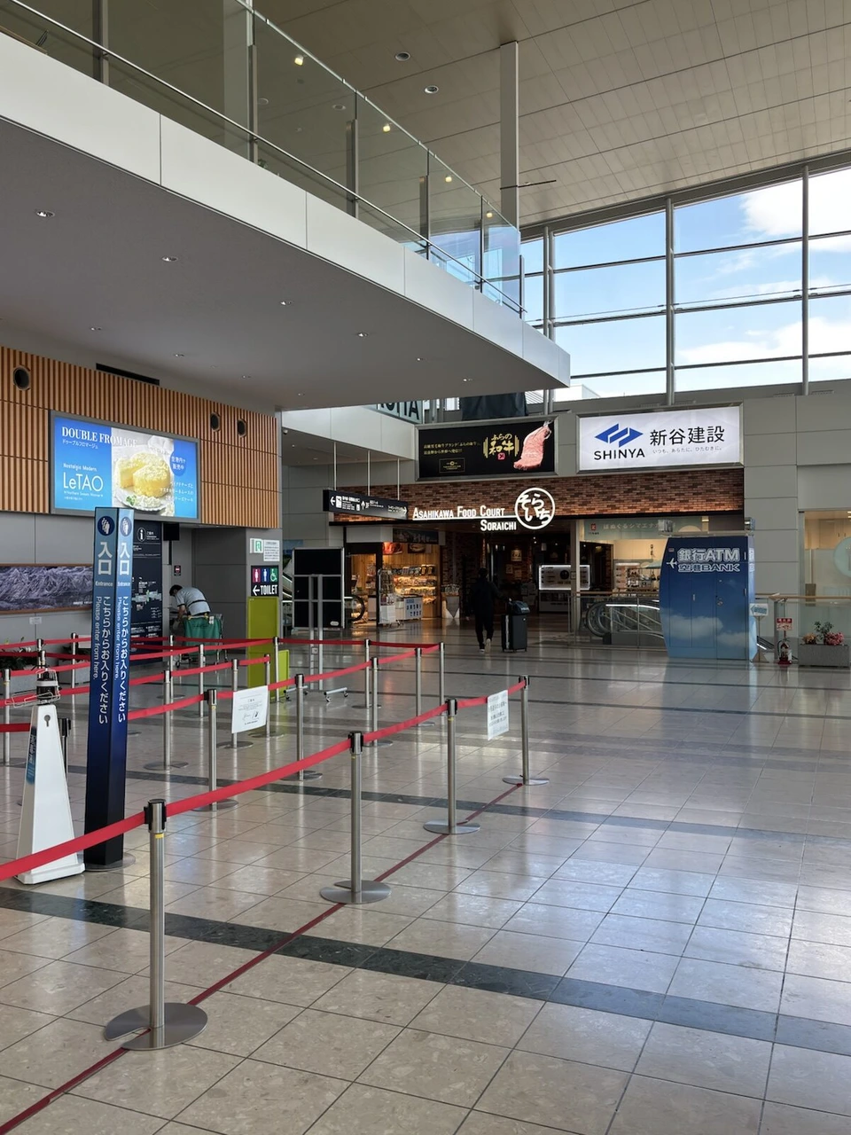 旭川空港の出発ロビー。チェックインカウンター前の列の仕切り