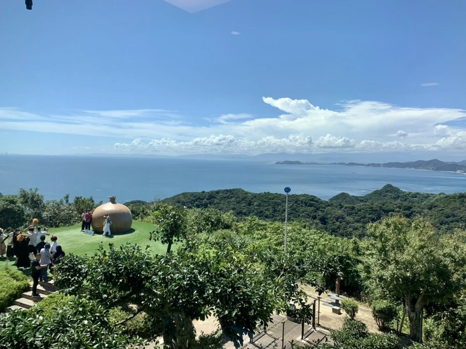 うずの丘大鳴門橋記念館の芝生広場と、その先に広がる海と島