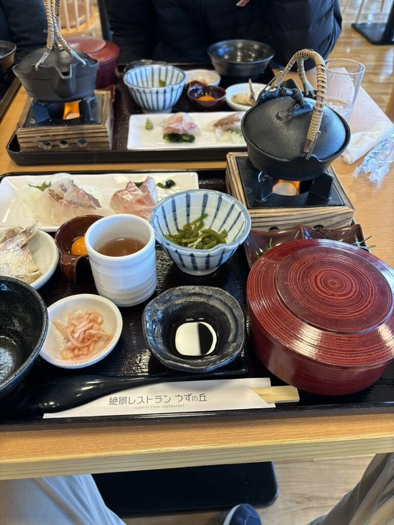 別の角度から見た鯛の御膳。ご飯のお椀のふたを取ったところ