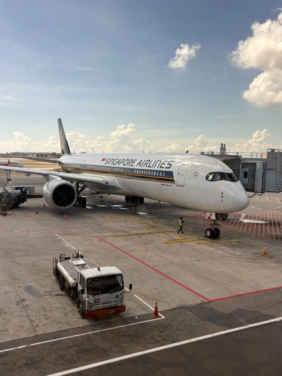 チャンギ空港の搭乗口に止まるシンガポール航空のA350-900
