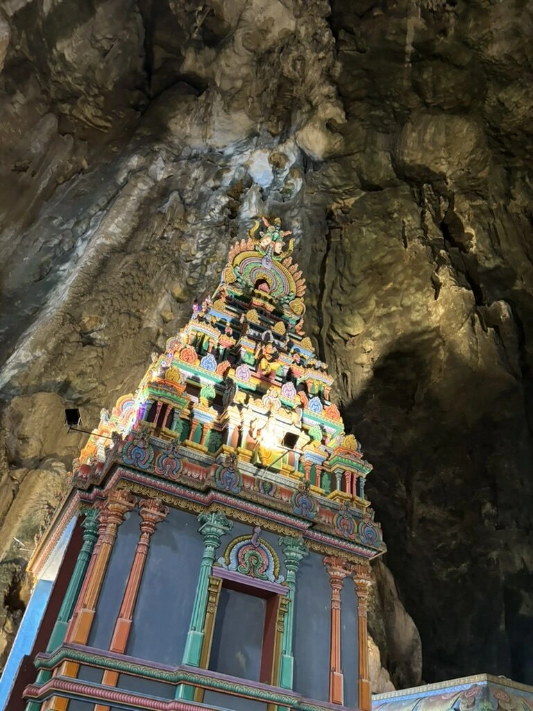 バトゥ洞窟内の寺院の塔門を見上げた様子。神々の像がびっしり並ぶ