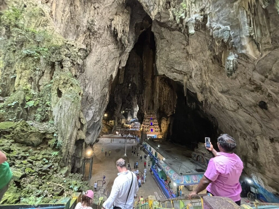 洞窟の上段から見下ろした奥の空間と、その先の寺院