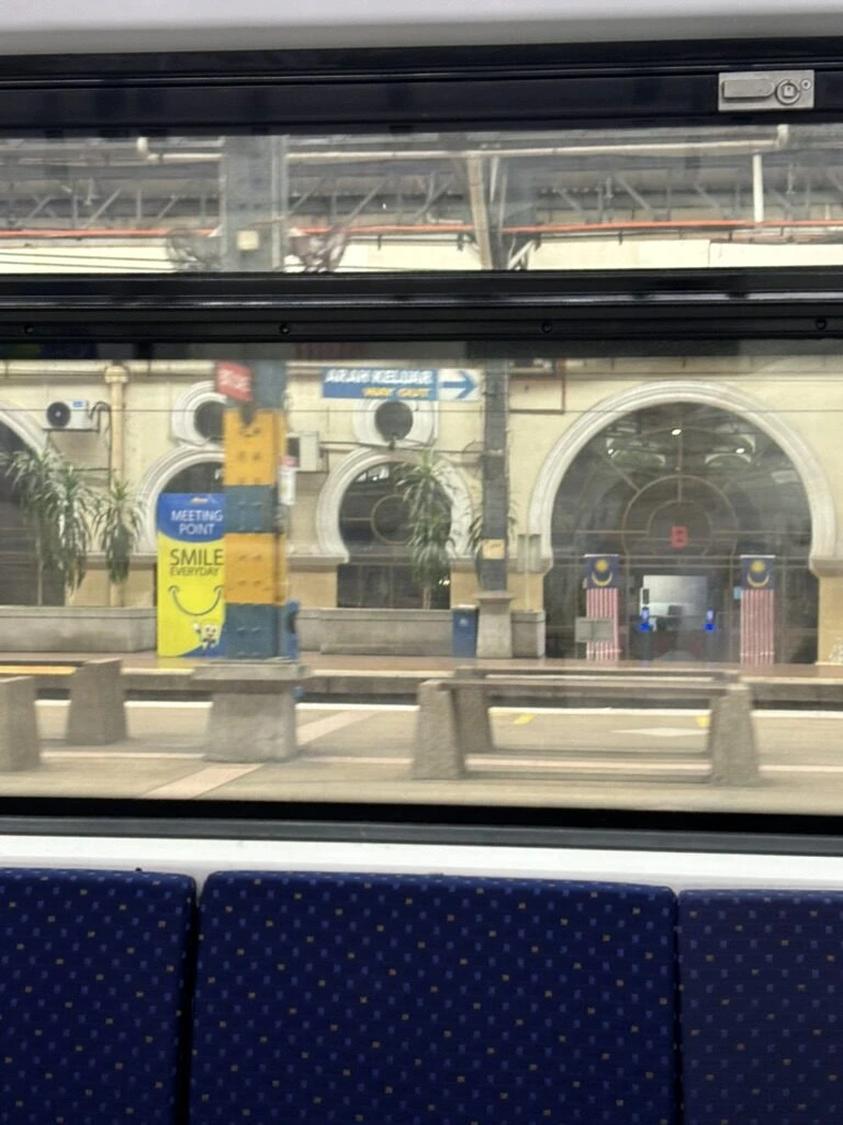 バトゥ洞窟からの帰りに乗ったKTMコミューターの車内から見た駅のホーム